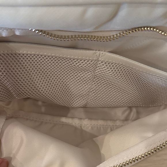 lululemon athletica Ivory Everywhere Crossbody 3L Bag - Picture 6 of 10
